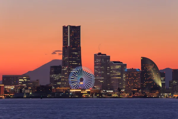 Wolkenkratzer in Minatomirai, Yokohama in der Dämmerung — Stockfoto