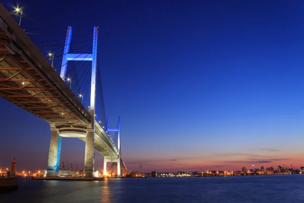 Міст через затоку Yokohama в сутінках — стокове фото