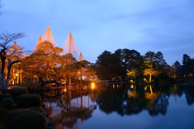Gece Kenrokuen bahçede Kanazawa, Japonya