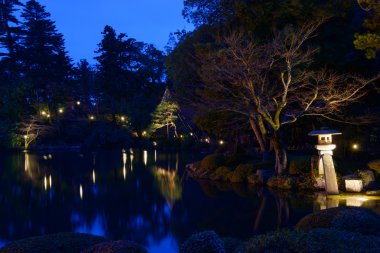 Gece Kenrokuen bahçede Kanazawa, Japonya