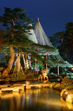 Gece Kenrokuen bahçede Kanazawa, Japonya