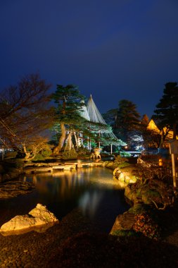 Gece Kenrokuen bahçede Kanazawa, Japonya
