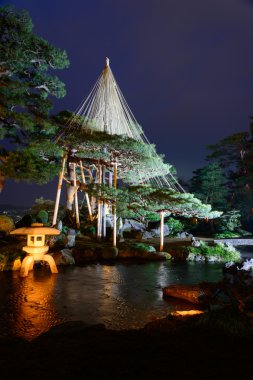 Gece Kenrokuen bahçede Kanazawa, Japonya