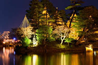 Gece Kenrokuen bahçede Kanazawa, Japonya