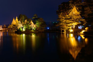 Gece Kenrokuen bahçede Kanazawa, Japonya