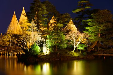 Gece Kenrokuen bahçede Kanazawa, Japonya