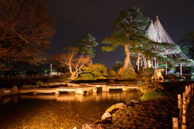 Gece Kenrokuen bahçede Kanazawa, Japonya