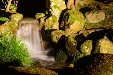 Gece Kenrokuen bahçede Kanazawa, Japonya