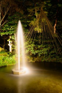 Gece Kenrokuen bahçede Kanazawa, Japonya