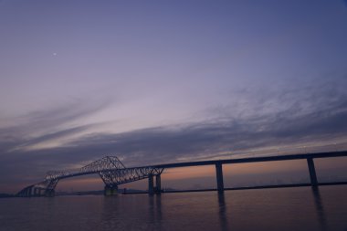 Tokyo Gate Köprüsü alacakaranlıkta