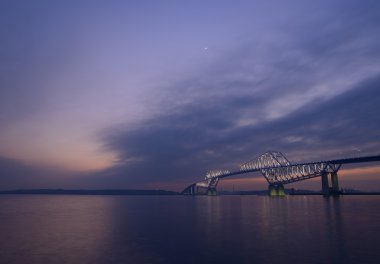 Tokyo Gate Köprüsü alacakaranlıkta