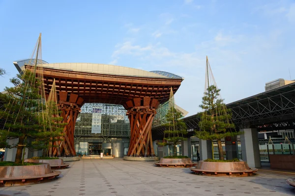 Tsuzumi-mon (Puerta de madera) en la estación de tren de Kanazawa — Foto de Stock