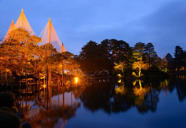 Jardim Kenrokuen à noite em Kanazawa, Japão — Fotografia de Stock