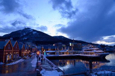 Kanemori kırmızı tuğla depoda alacakaranlık Hakodate, Hokkaido