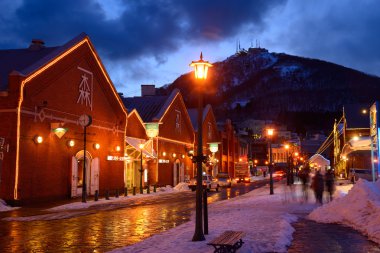 Kanemori kırmızı tuğla depoda alacakaranlık Hakodate, Hokkaido