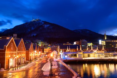 Kanemori kırmızı tuğla depoda alacakaranlık Hakodate, Hokkaido