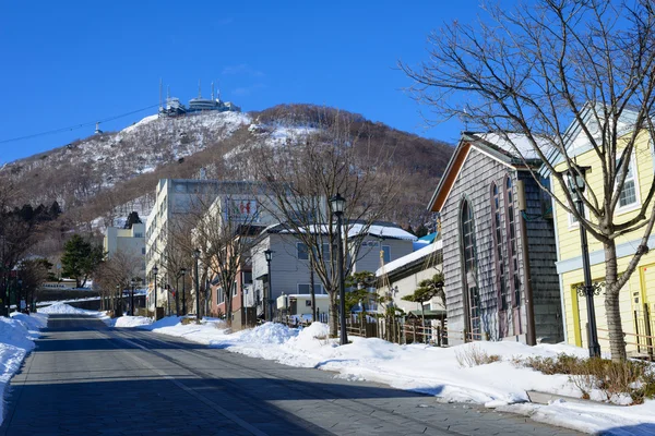 Hachimanzaka y Monte Hakodate en la ciudad de Hakodate, Hokkaido — Foto de Stock