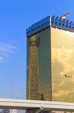 Tokyo Skytree ve bir bina