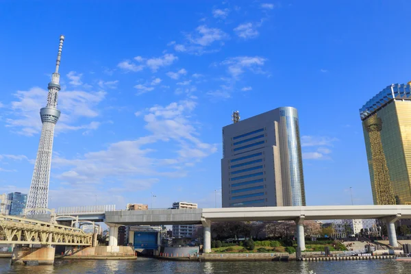 Tokyo Skytree e rio Sumida em Tóquio — Fotografia de Stock