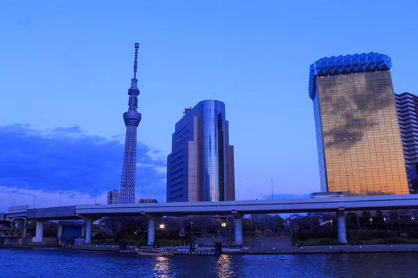 Tokyo Skytree und Sumida River in Tokio in der Abenddämmerung — Stockfoto