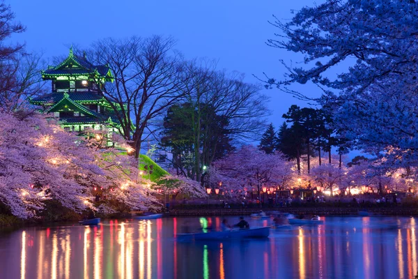 Kersenbloesem en Takada kasteel in de schemering — Stockfoto