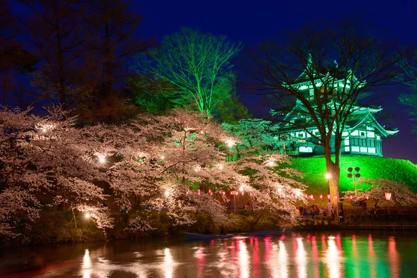 桜の花と夕暮れの高田城 — ストック写真