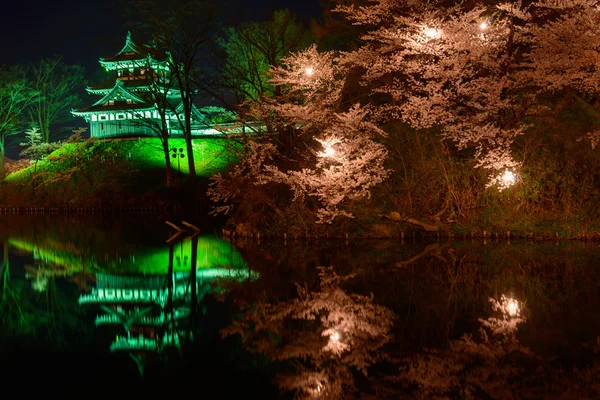 桜の花と夜高田城 — ストック写真