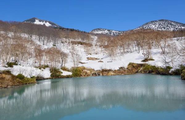 Stagno di Jigokuike all'inizio della primavera a Sukayu, nel Monte Hakkoda, Aomori, Giappone — Foto Stock