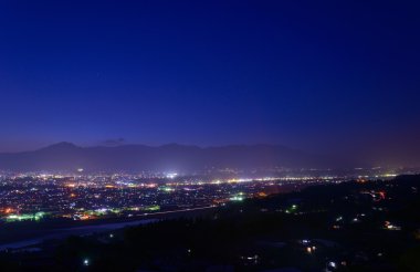 Iida şehir alacakaranlıkta