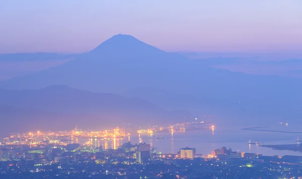 Город Сидзуока и Фудзи на рассвете — стоковое фото