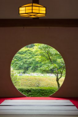Yuvarlak pencere ile Japon ev