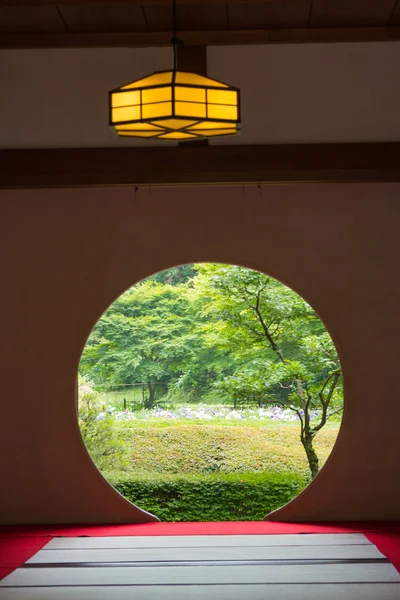 Japonský dům s kulatým oknem — Stock fotografie