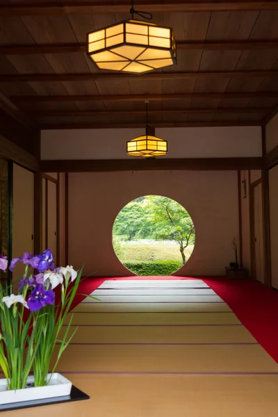 둥근 창 일본 집 — 스톡 사진