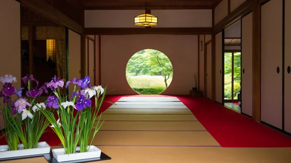 Casa giapponese con finestra rotonda — Foto Stock