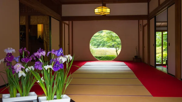 Japanse huis met ronde venster — Stockfoto