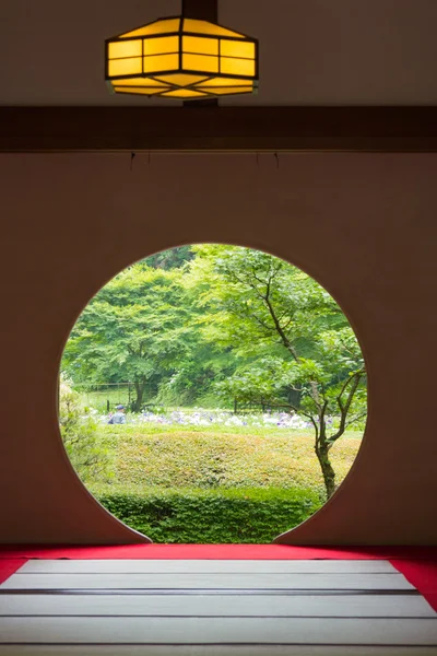 Casa japonesa con ventana redonda — Foto de Stock