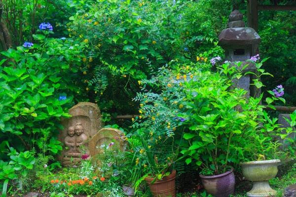 Hortênsias e Jizo bosatsu — Fotografia de Stock