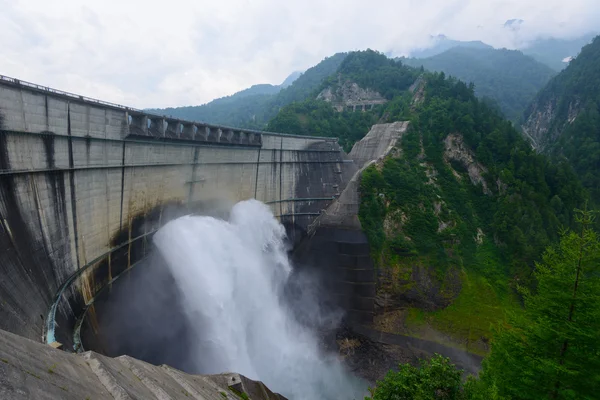 Barragem de Kurobe em Toyama, Japão — Fotografia de Stock