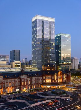 Tokyo İstasyonu gece sahne
