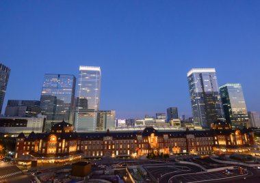 Tokyo İstasyonu gece sahne