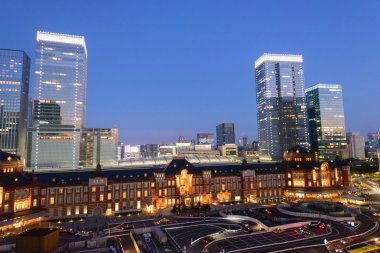 Tokyo İstasyonu gece sahne