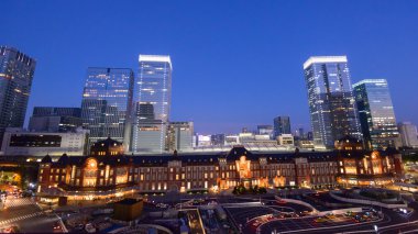 Tokyo İstasyonu gece sahne