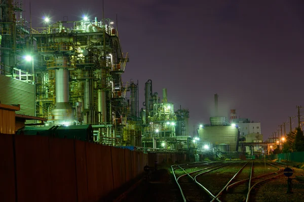 Nattbild av fabriker — Stockfoto