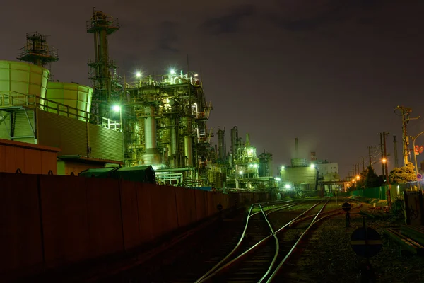 Ночная сцена фабрик — стоковое фото