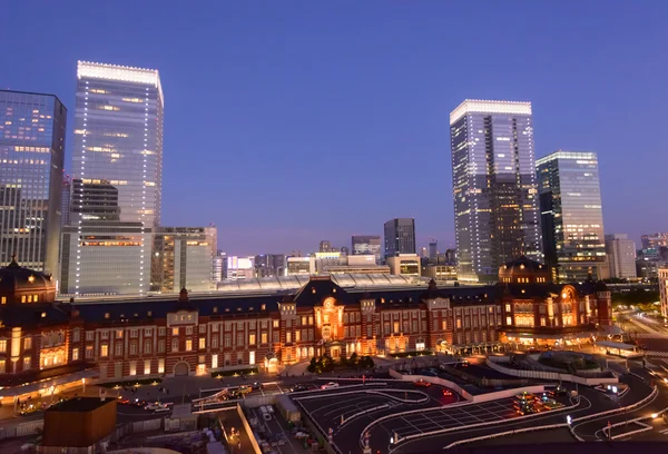 Tokyo İstasyonu gece sahne