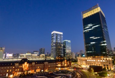 Tokyo İstasyonu gece sahne