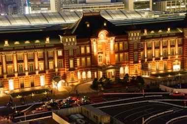 Tokyo İstasyonu gece sahne