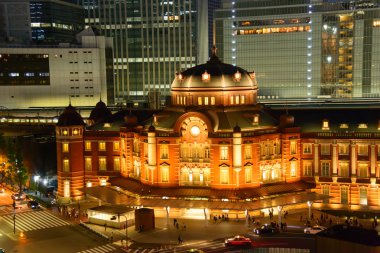 Tokyo İstasyonu gece sahne