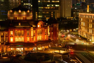 Tokyo İstasyonu gece sahne