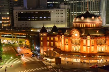 Tokyo İstasyonu gece sahne